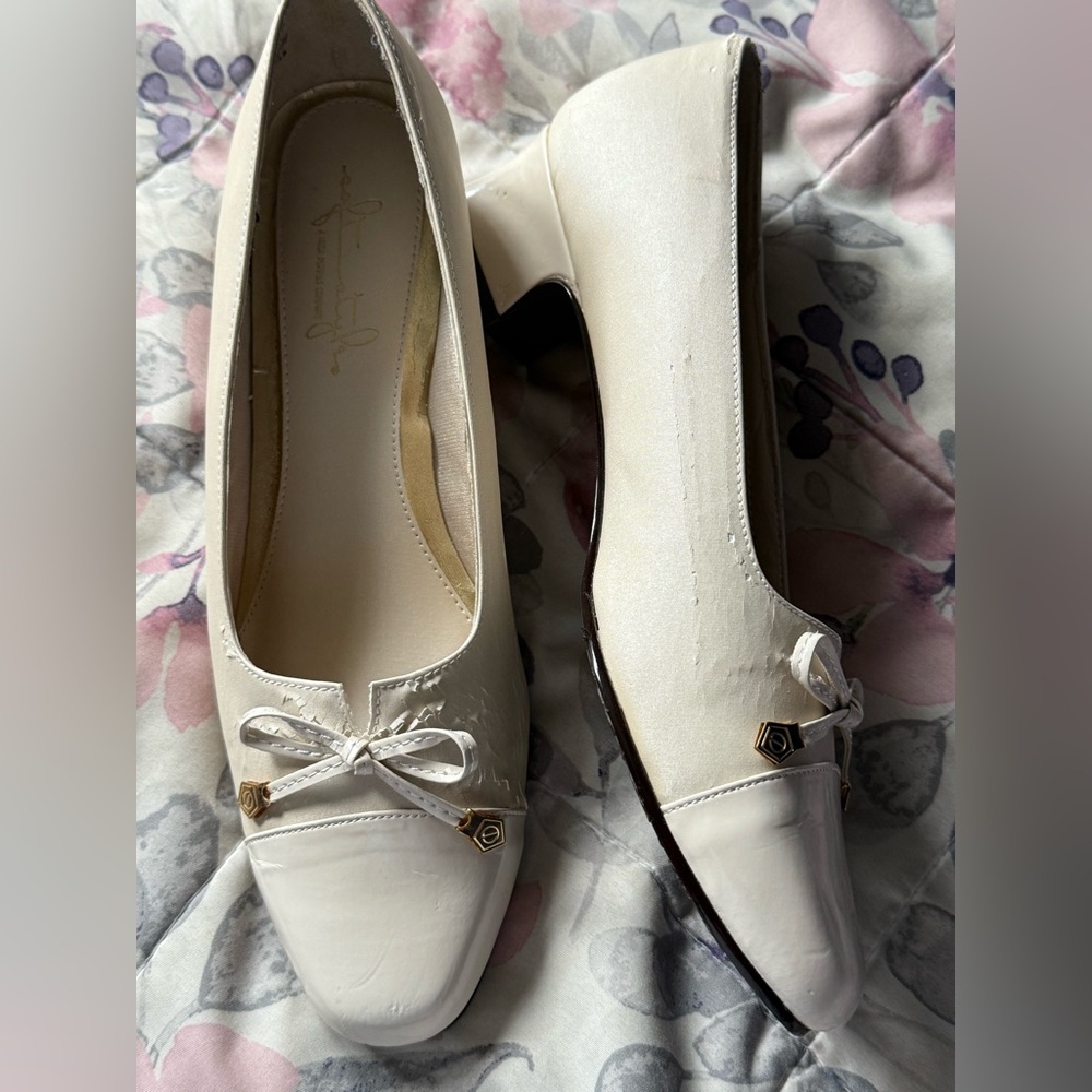 NWOT Soft Styles Heeled Flats